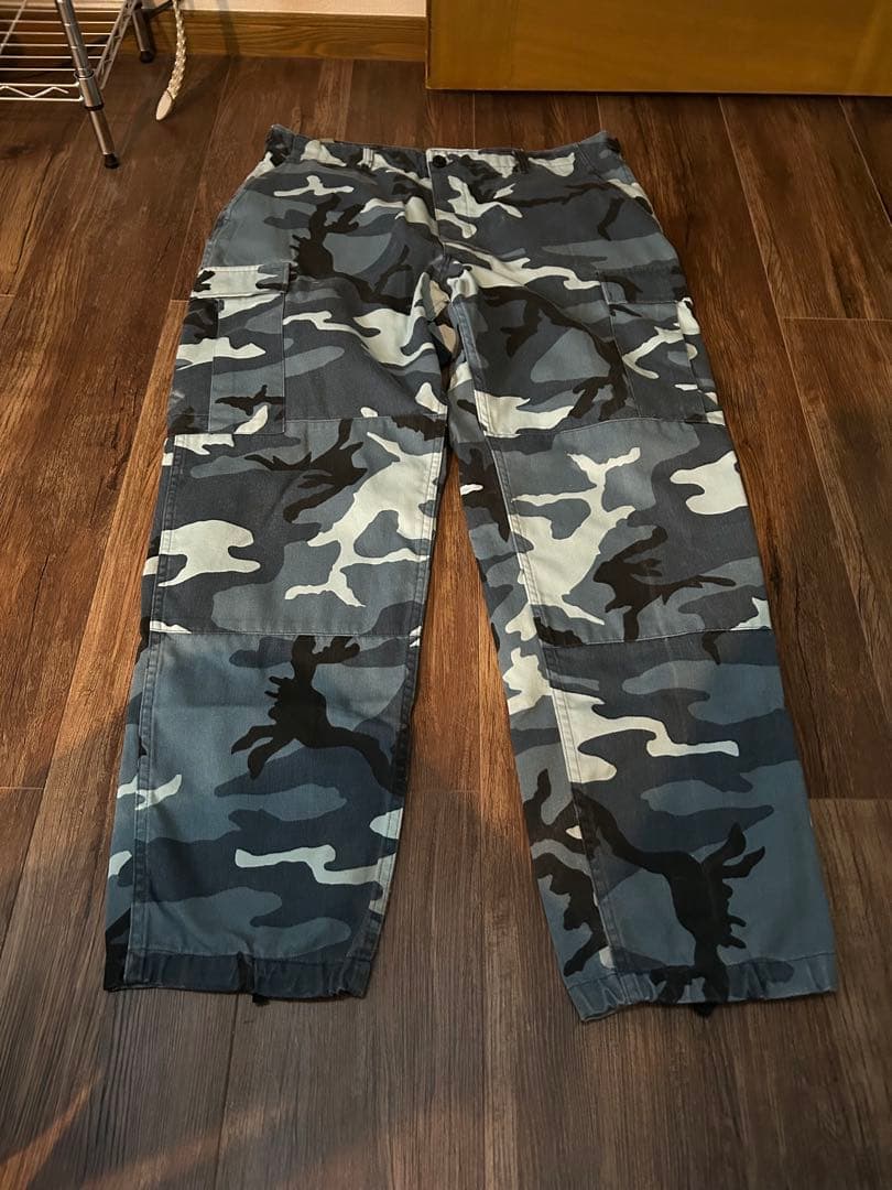 迷彩カーゴパンツ 複数ポケット付き