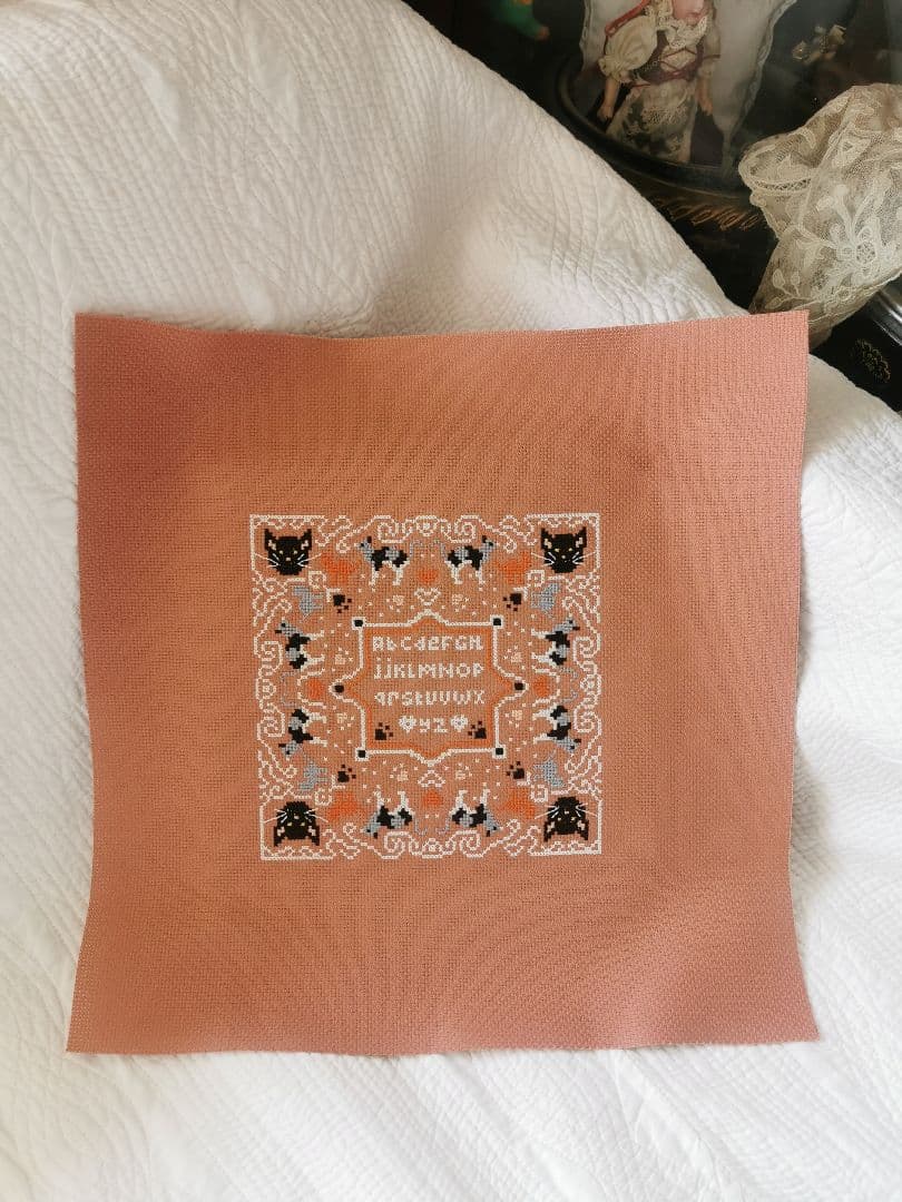 アンティークフランス 22匹の猫＆肉球色糸刺繍フレーム アルファベットサンプラー