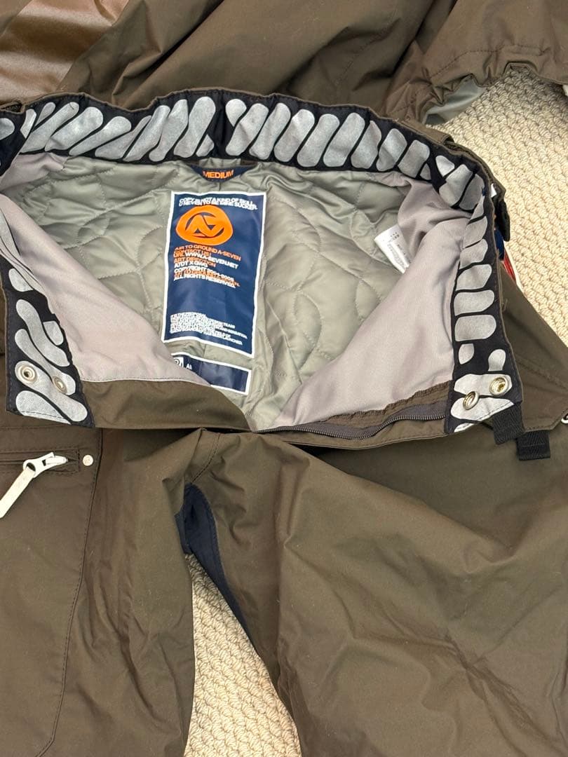 【デサント】カーキ色スキーウェア 上下セット ※お値下げしました