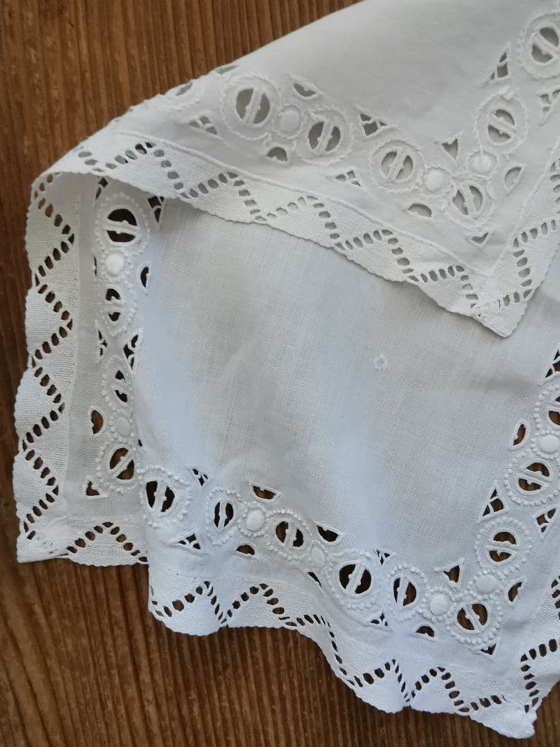 アンティーク オープンカットワーク＆フレンチノット刺繍 ボビンレース編みランナー