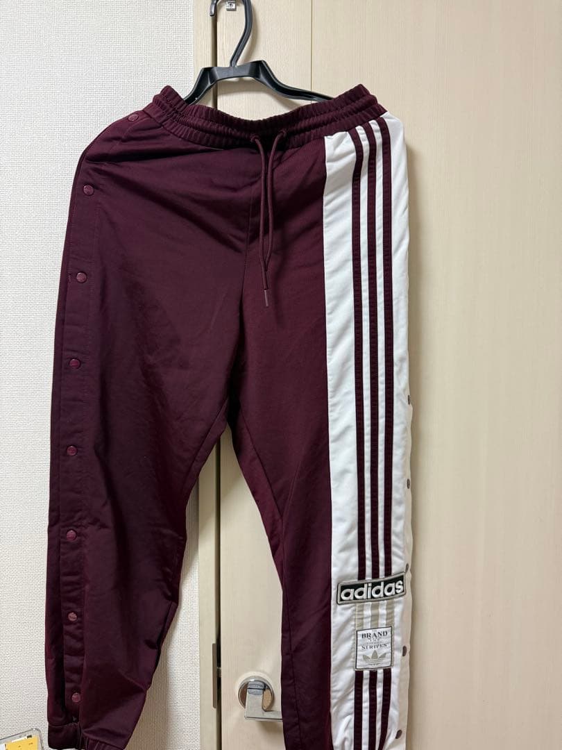 adidas バーガンディ サイドストライプ ジャージパンツ