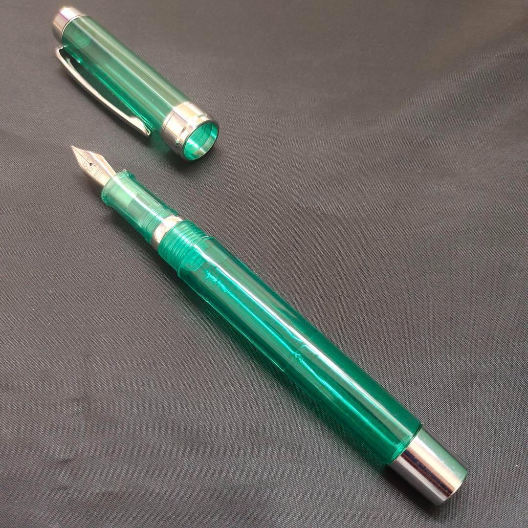 @透明な緑色の万年筆 16
