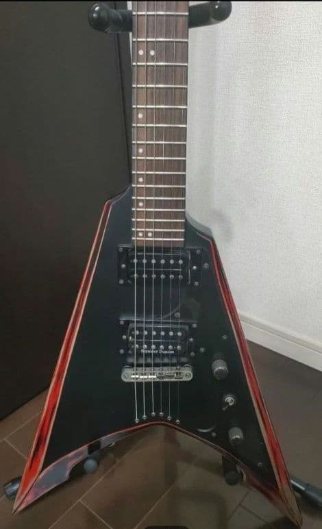 ぽん 送料込 V型エレキギター ブラック/レッド