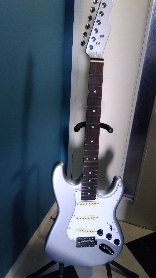 エレキギター…シルバーカラー！
