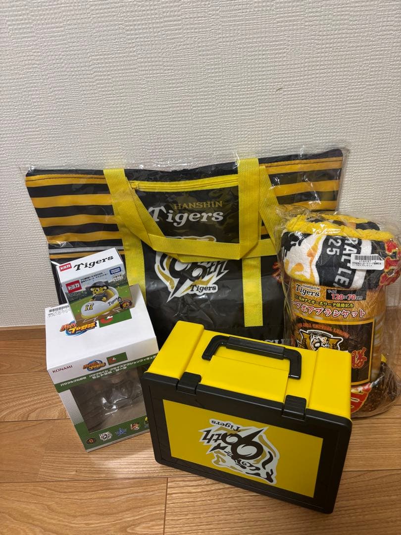 阪神タイガース フィギュア　トランク　ブランケット　トミカ　アミューズメント