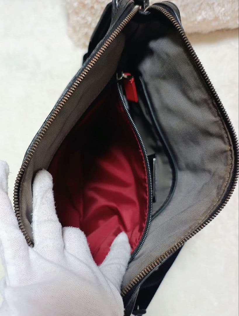 TUMI トゥミ ブラック レザーショルダーバッグ エンボス 型押し