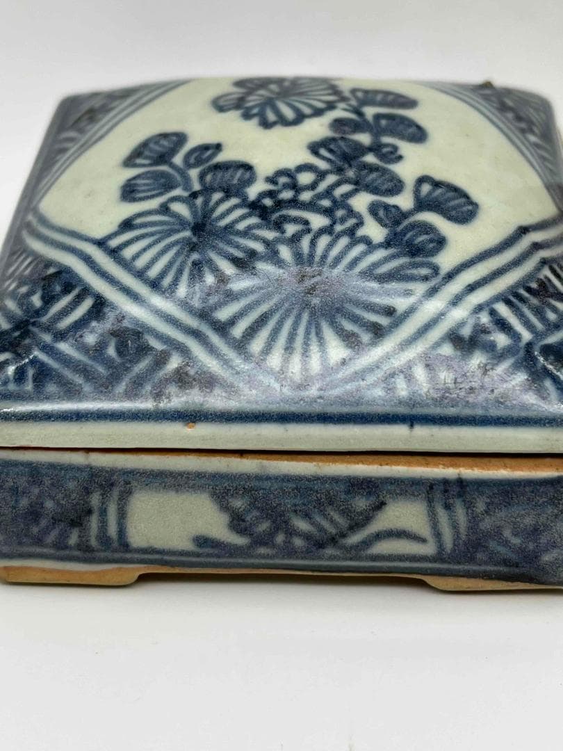 清乾隆時代 染付 青花祥瑞花卉文四方印泥盒 蓋盒 釘刻文字 香盒(E-65)