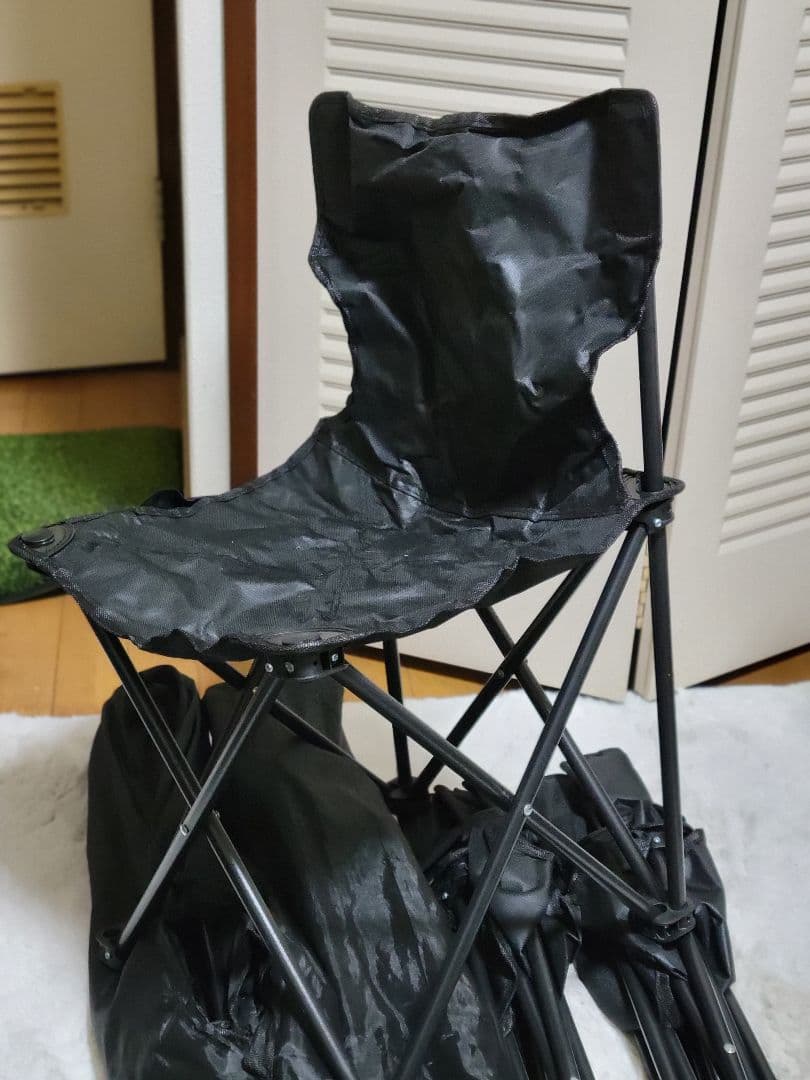 ５本黒の折りたたみ椅子