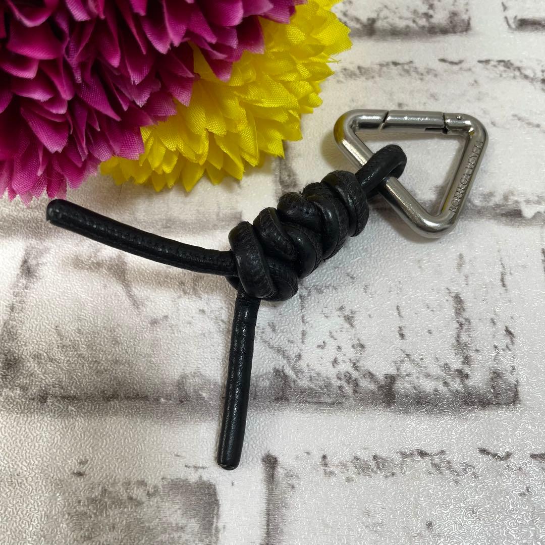 美品✨ボッテガヴェネタ　キーホルダー　トライアングル　チャーム　編み込み　黒