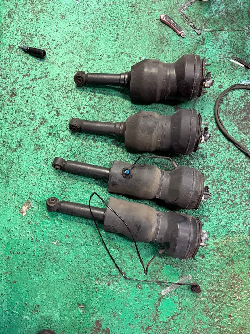 ケ*ン様 20セルシオ純正エアサス 4個セット