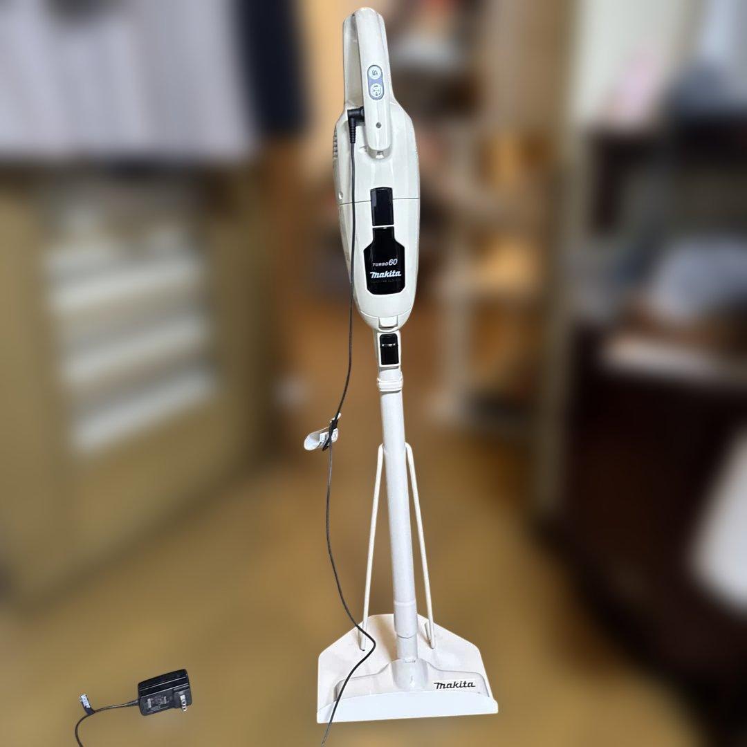 Makita turbo 60 充電式クリーナーアイボリー　スチールスタンド付き
