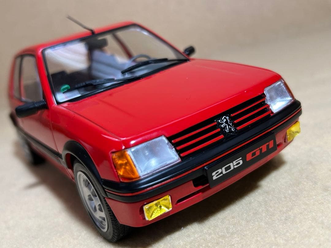 【希少】1/18 プジョー 205（小さな訳あり）