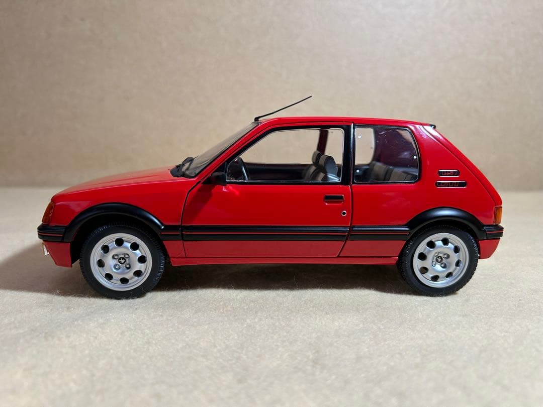 【希少】1/18 プジョー 205（小さな訳あり）