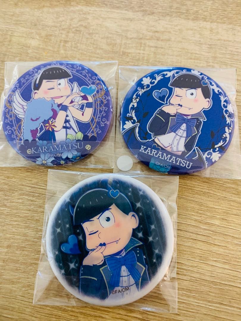 おそ松さん　カラ松　天使　悪魔　バンド　チェンジング 缶バッジ　ホログラム