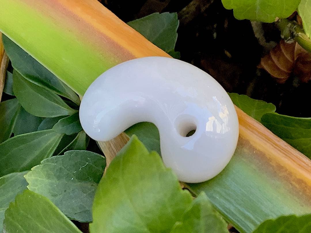 ✳極上物を守護石に糸魚川翡翠ジェダイト勾玉　白*無垢アイスジェイド氷　機械鑑別書