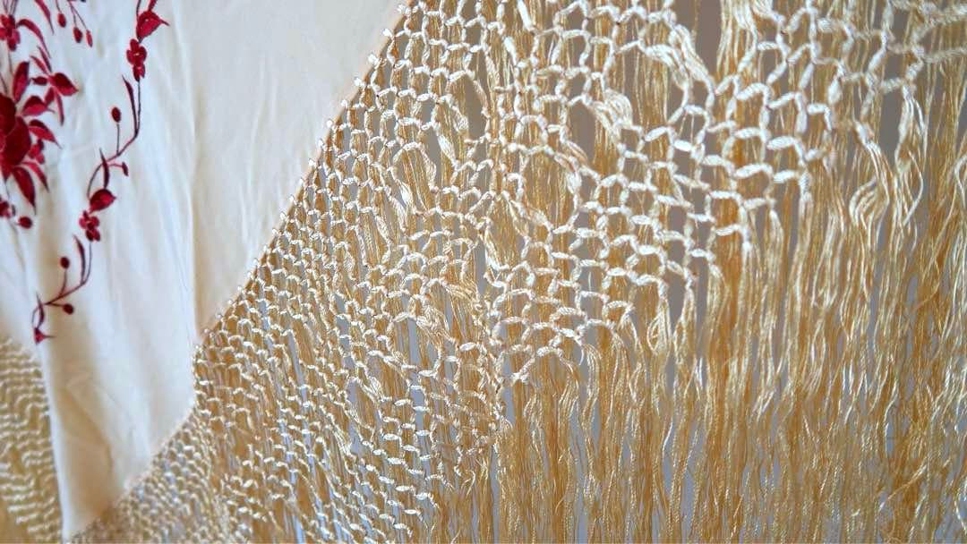 [新品] シルク製マントン　淡いベージュxボルドー(赤)刺繍　年内だけの特価‼️