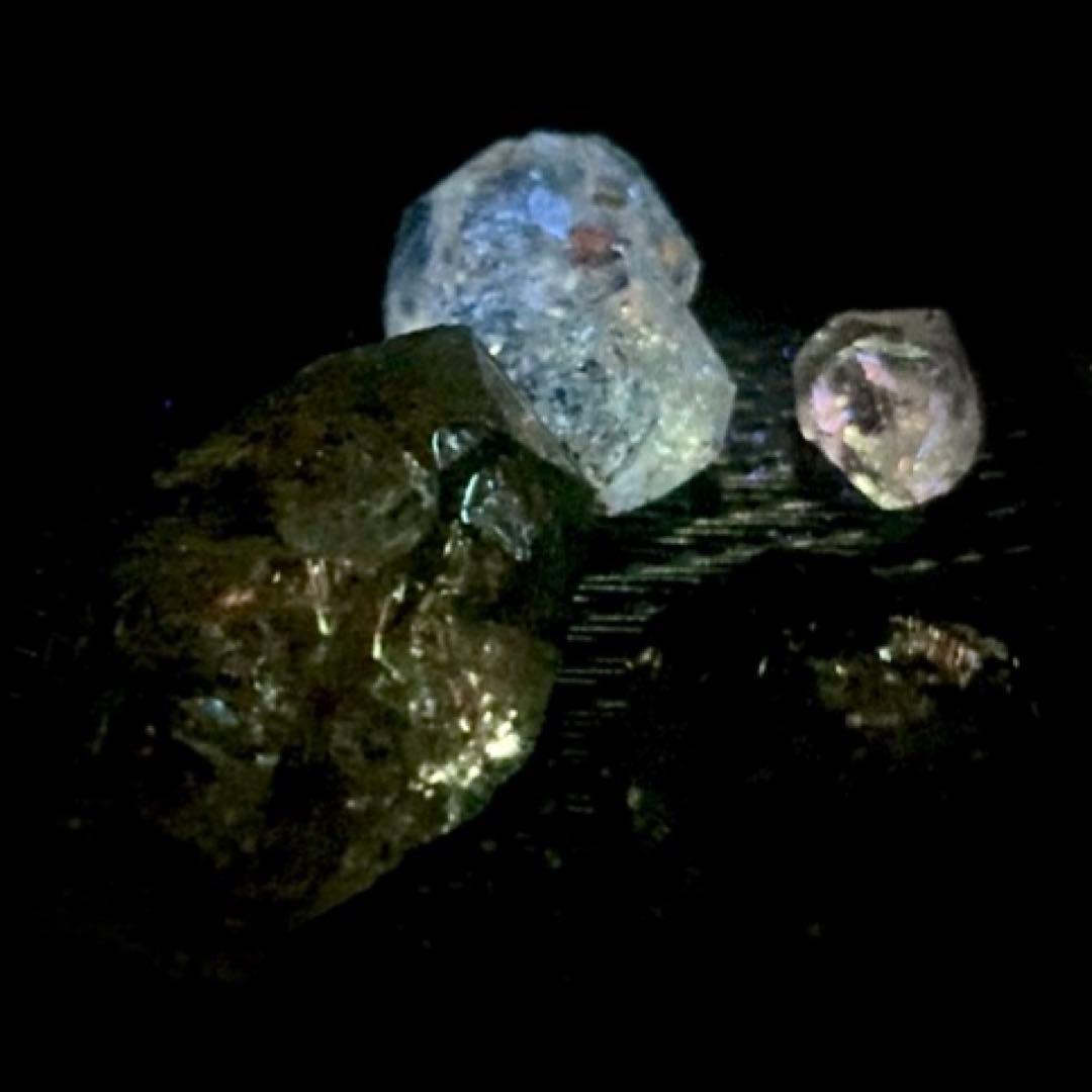 国産蛍光骸骨水晶100g入り缶/コレクターさま向け