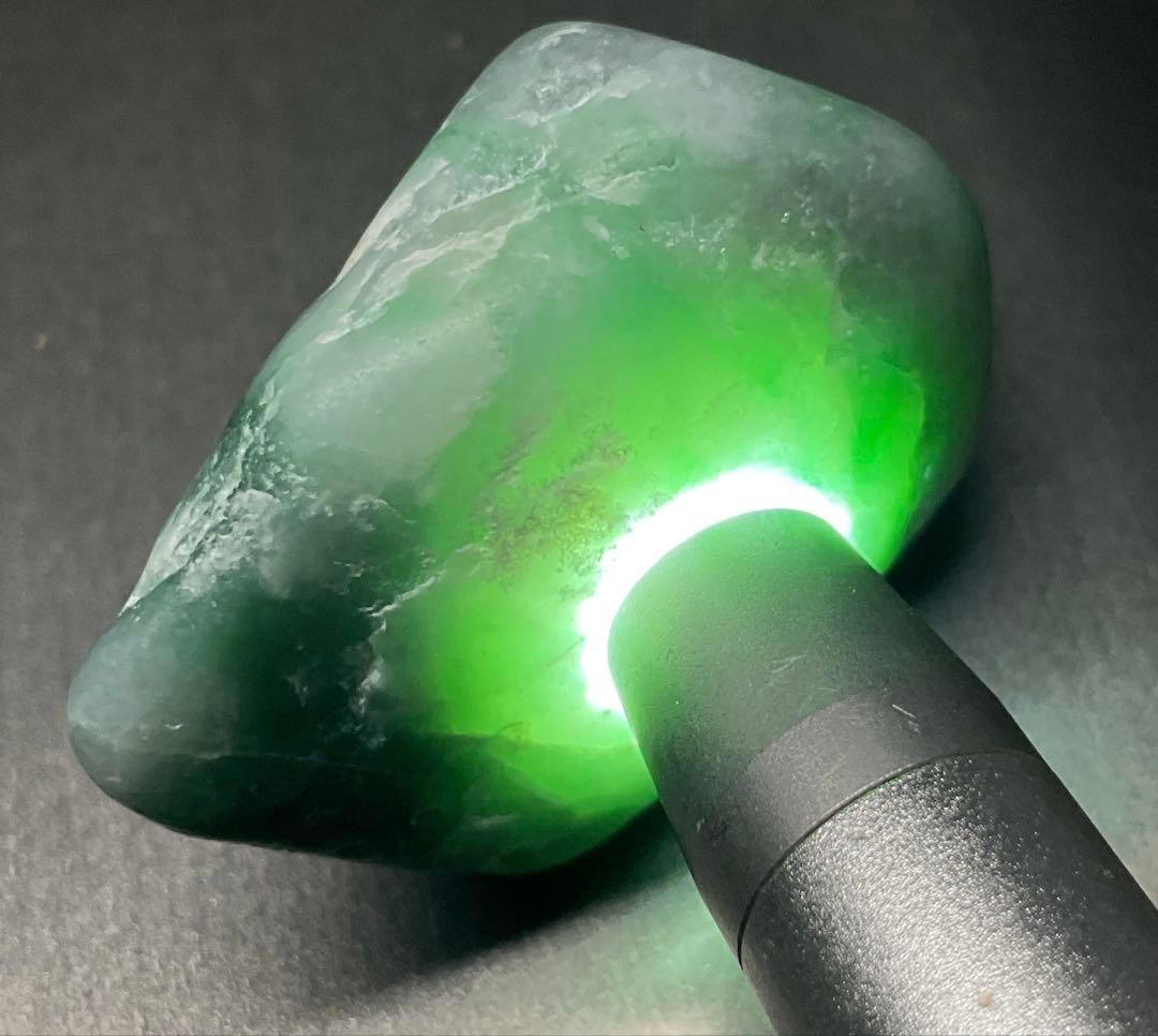 ［金山谷の緑色］　翠色の透過　糸魚川翡翠42g ヒスイ　ひすい