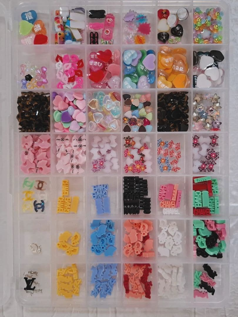 ネイルパーツ大量 ケース入り9箱セット 多様なデザイン