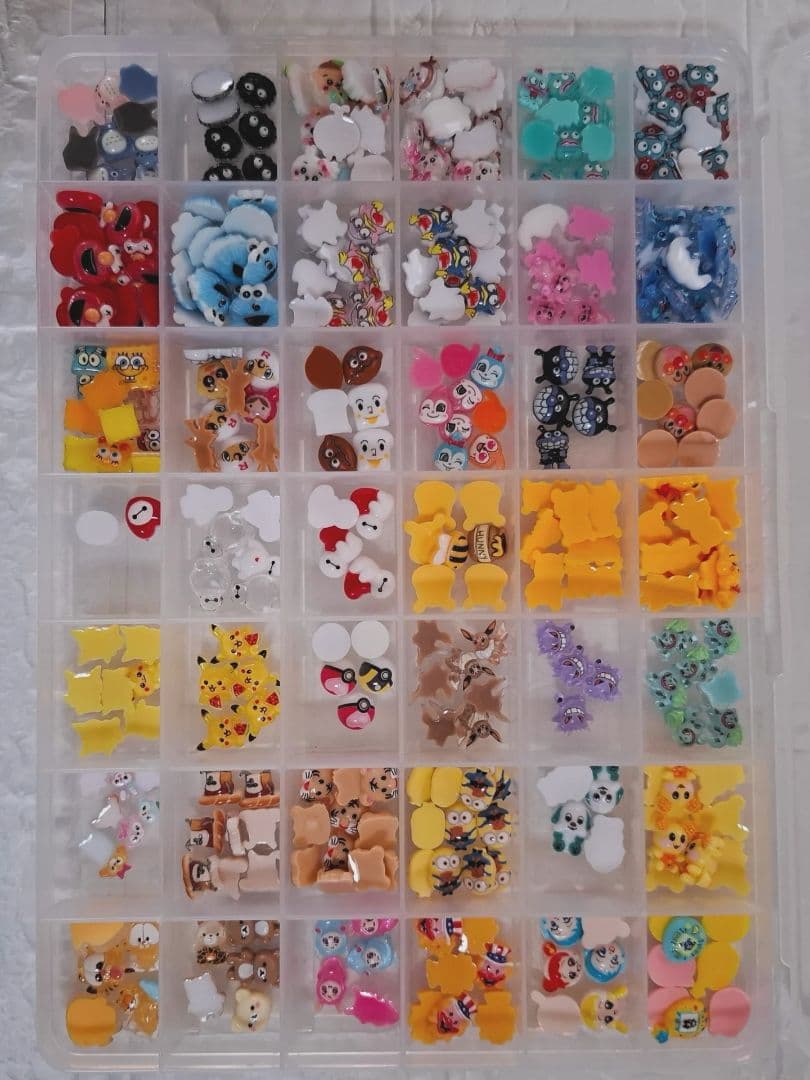 ネイルパーツ大量 ケース入り9箱セット 多様なデザイン