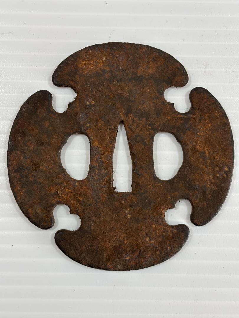 鍔(つば)　鉄製　無銘　木瓜形　日本刀　アンティーク