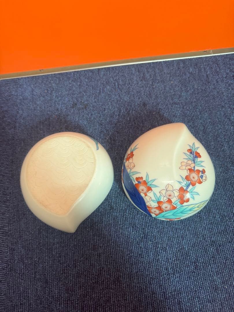 1685 鍋島 畑萬陶苑　色絵桃文 桃形蓋物