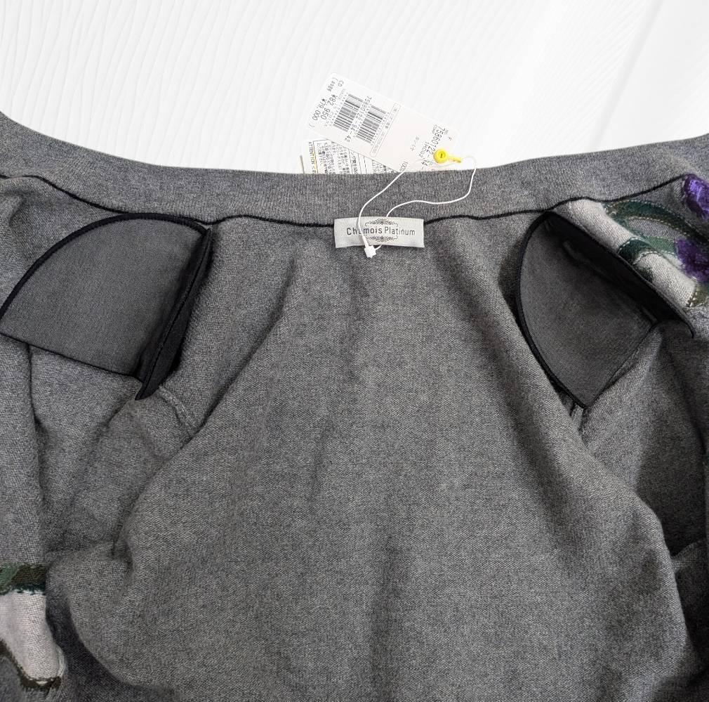 【未使用】高級 カシミヤ １００％ 花柄 グレー系 カーディガン ４２サイズ