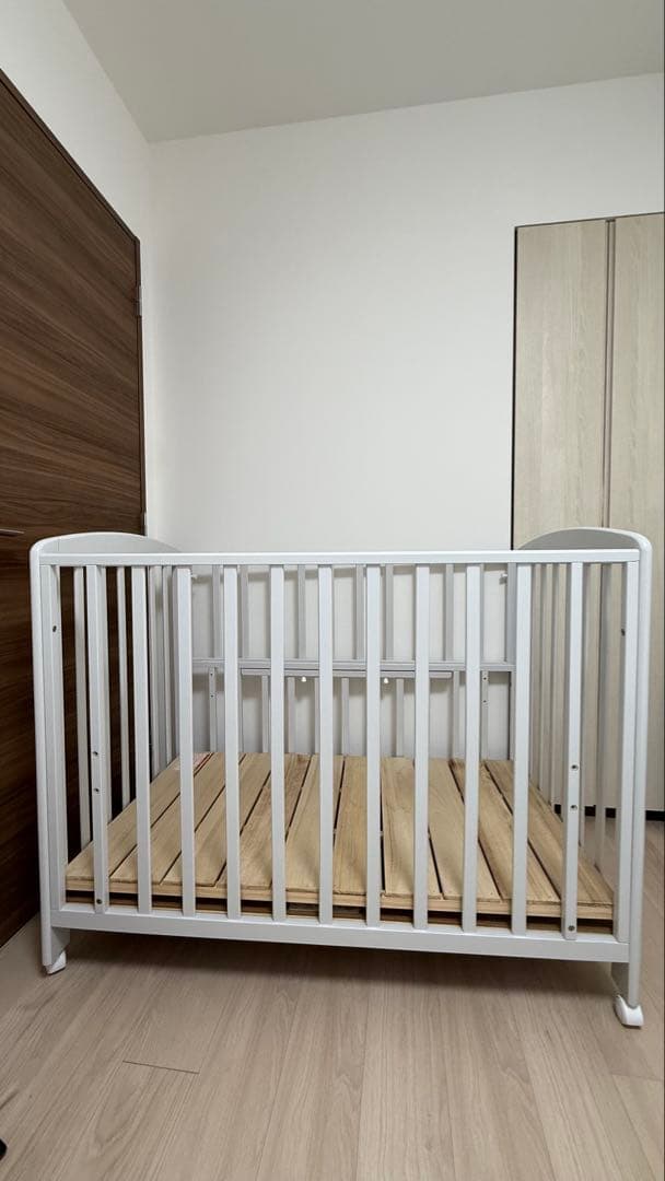 カトージ　ベビーベッド キャスター付き