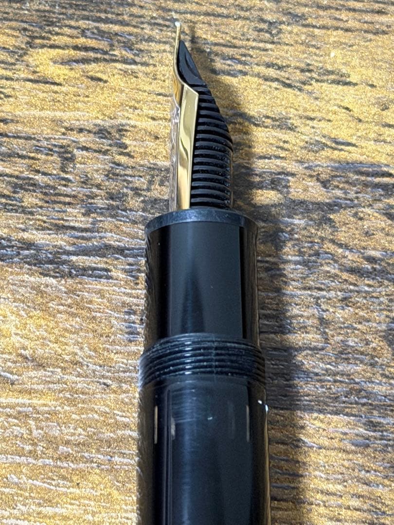 未使用に近い　シール付　ヘミングウェイ芯 18K 中白 モンブラン　万年筆　中字