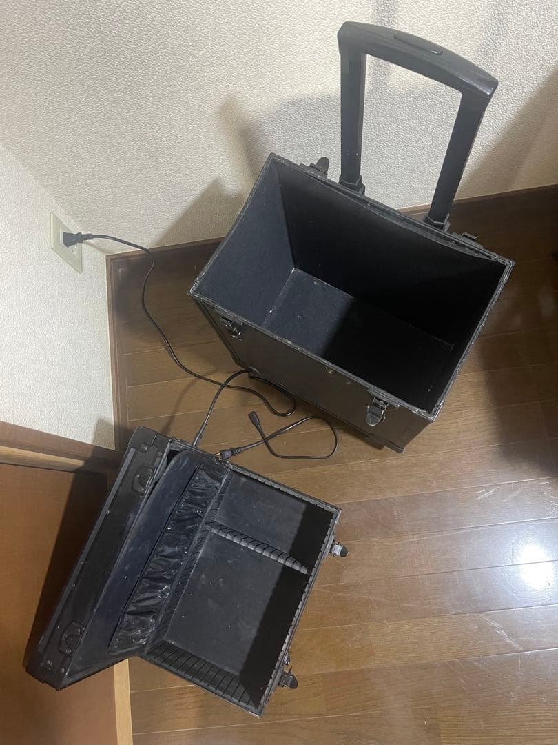 黒いメイクボックス ミラー付き メイクアップアーティスト専用化粧箱 可移動化粧台