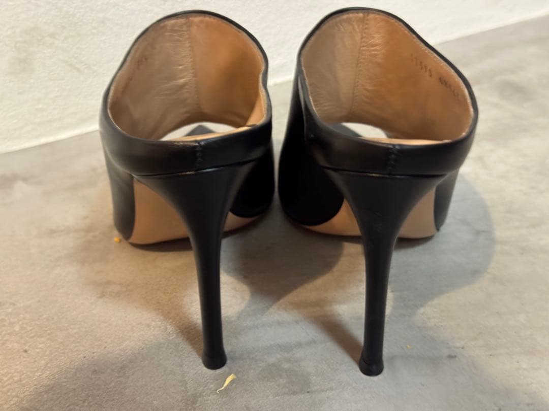 ブラックレザーオープントゥミュール　ジャンヴィトロッシ　35ハーフ