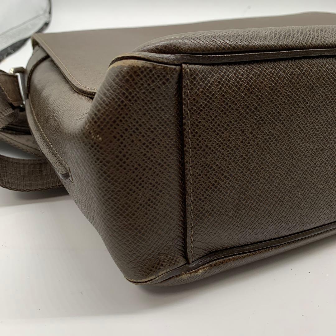 ルイヴィトン タイガ サヤン ショルダーバッグ グリズリ レザー M30918