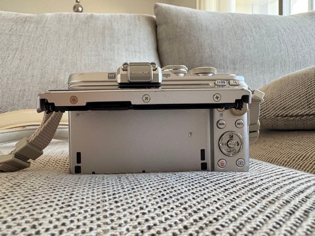 OLYMPUS PEN E-PL8 白