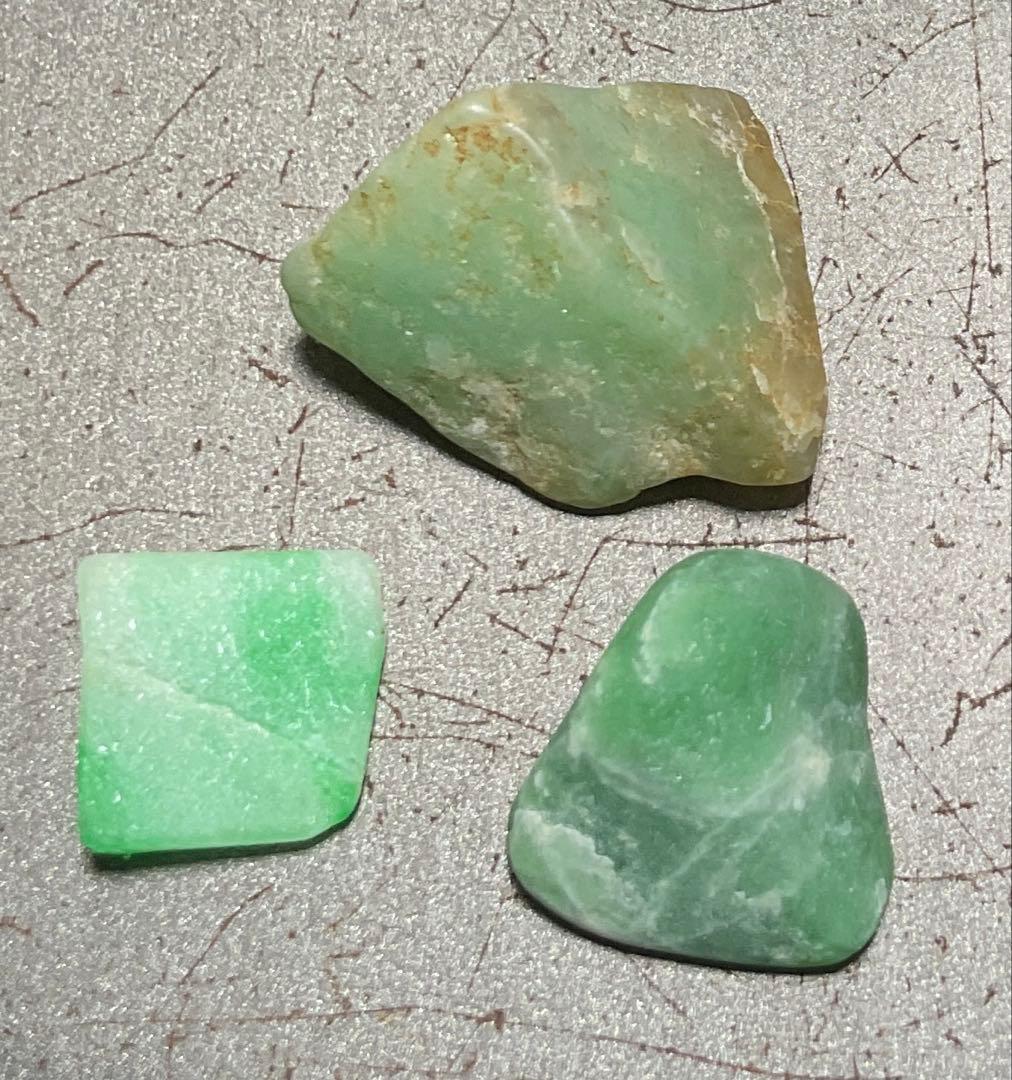 鮮やかな緑色　糸魚川翡翠3個セット合計3g ヒスイ　ひすい