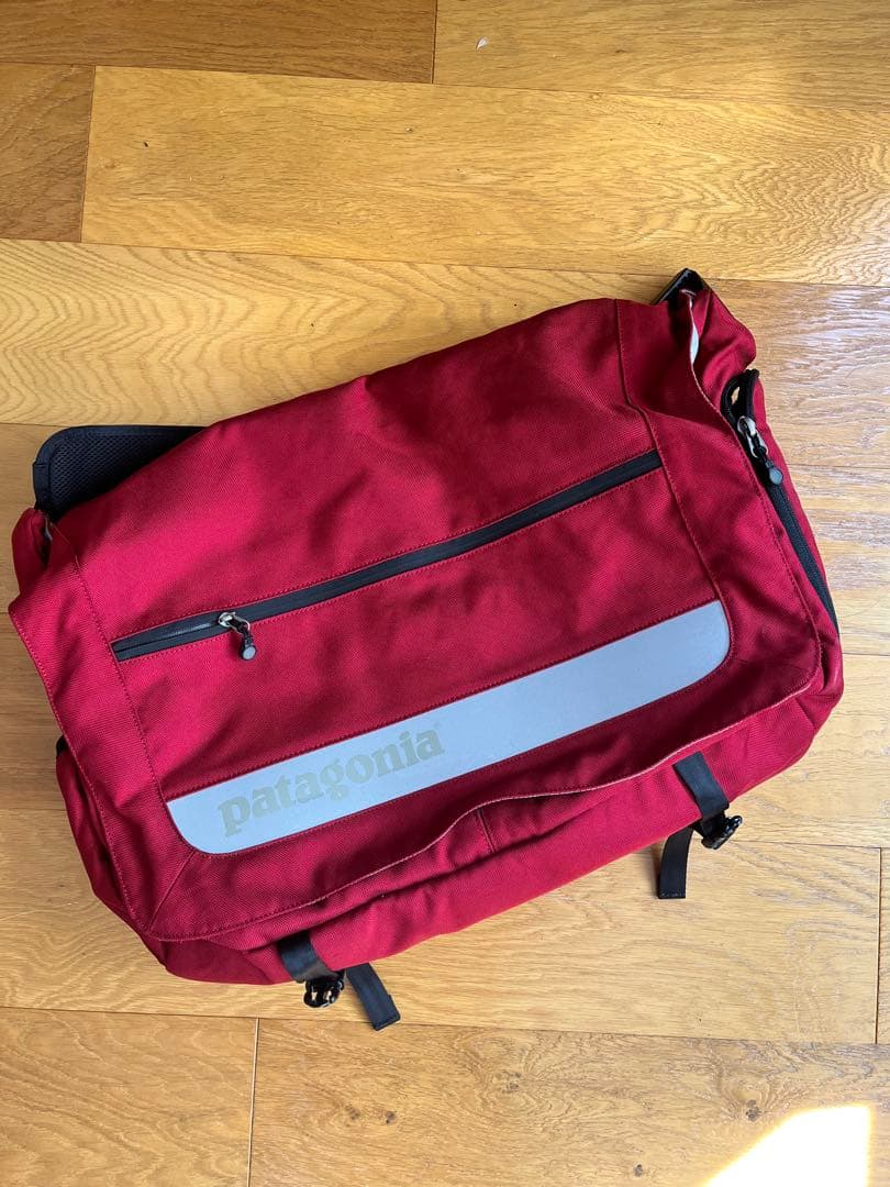 Patagonia メッセンジャーバッグ 赤