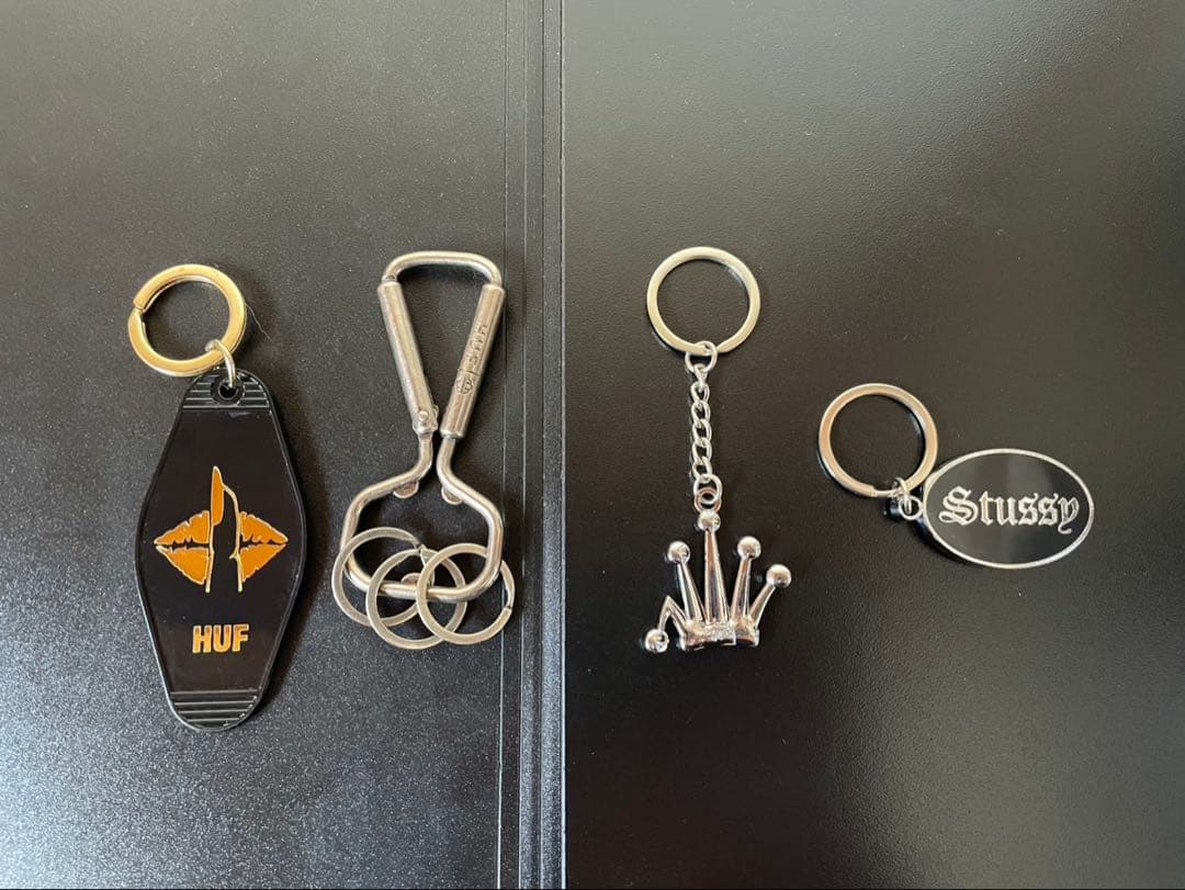 HUF カラビナ、キーホルダー Stussy ロゴ入り メタル、王冠キーホルダー