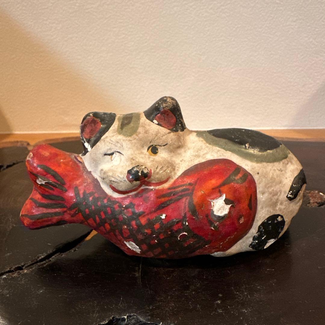猫と赤い魚(鯛？)付きの置物