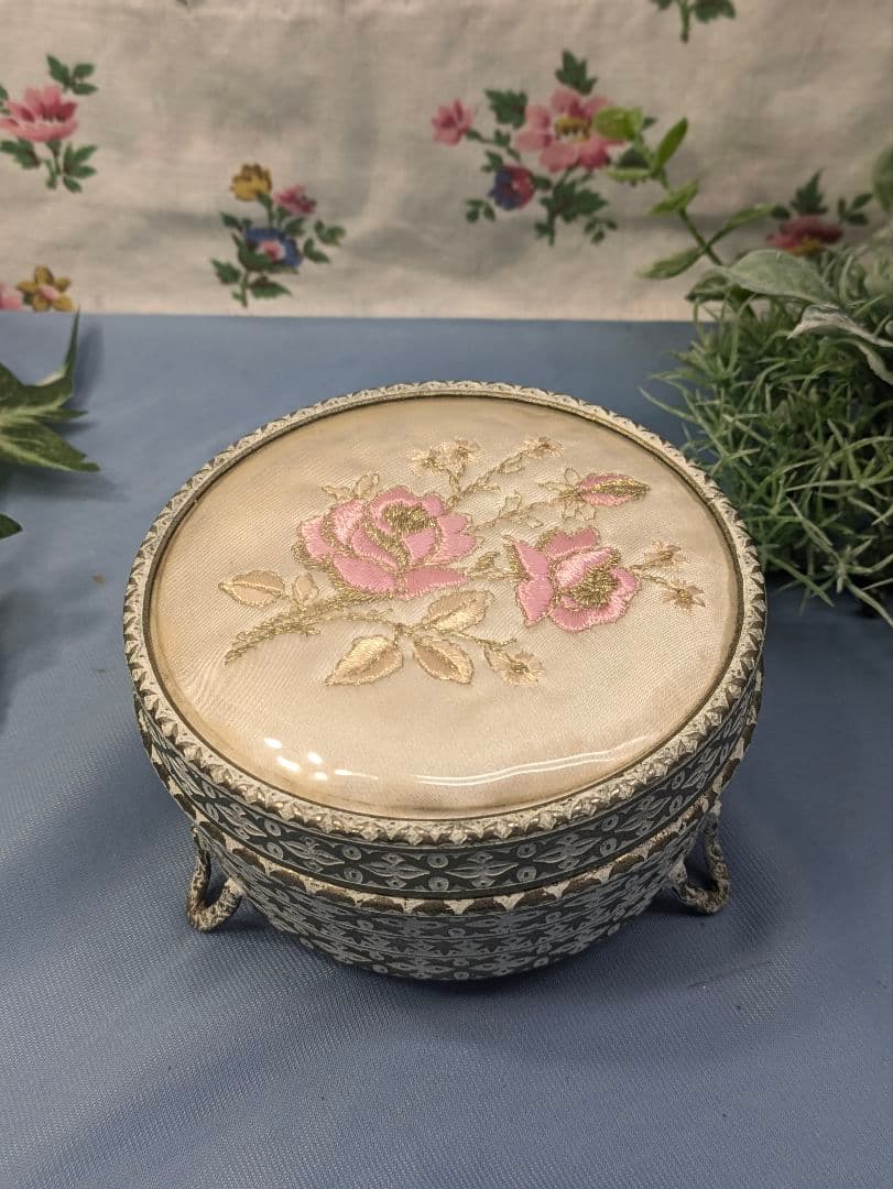 イギリス アンティーク Regent of London 刺繍 ガラス小物入れ