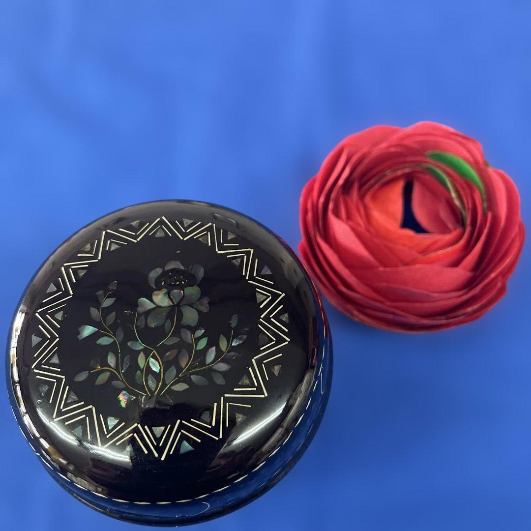 茶道具　棗　螺鈿細工　花をあしらった螺鈿細工が美しい