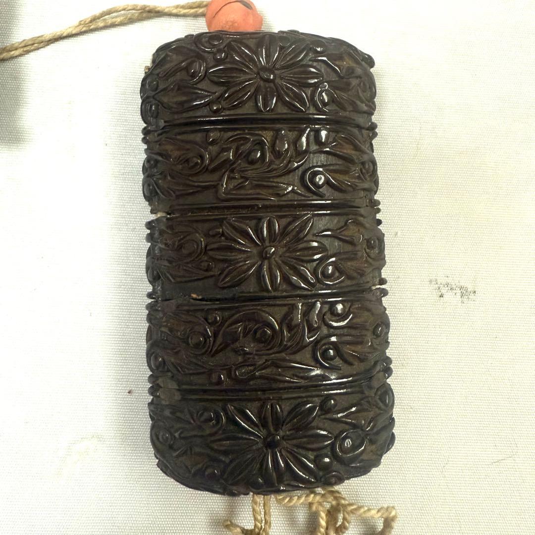 堆黒印籠　根付