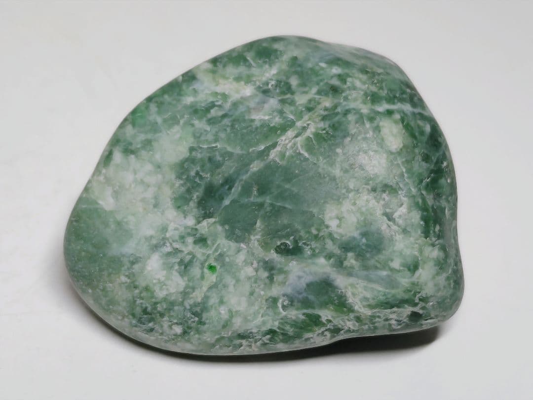 糸魚川151 翡翠 92g ヒスイ 原石 鑑賞石 自然石 誕生石 鉱物 鉱石