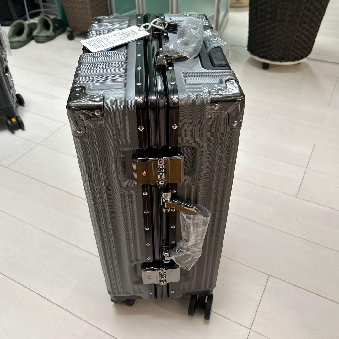 スーツケース　機内持ち込み　灰色