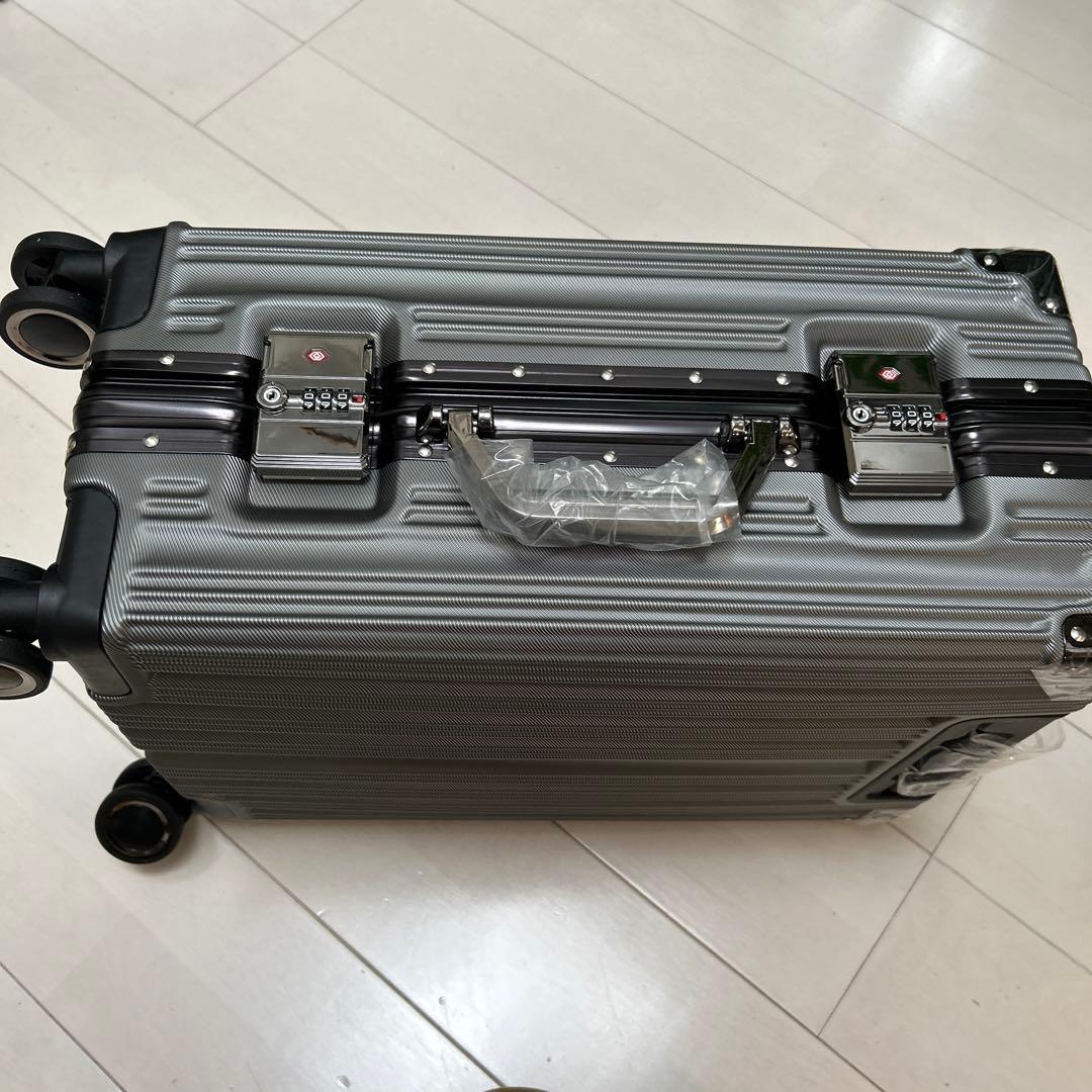 スーツケース　機内持ち込み　灰色
