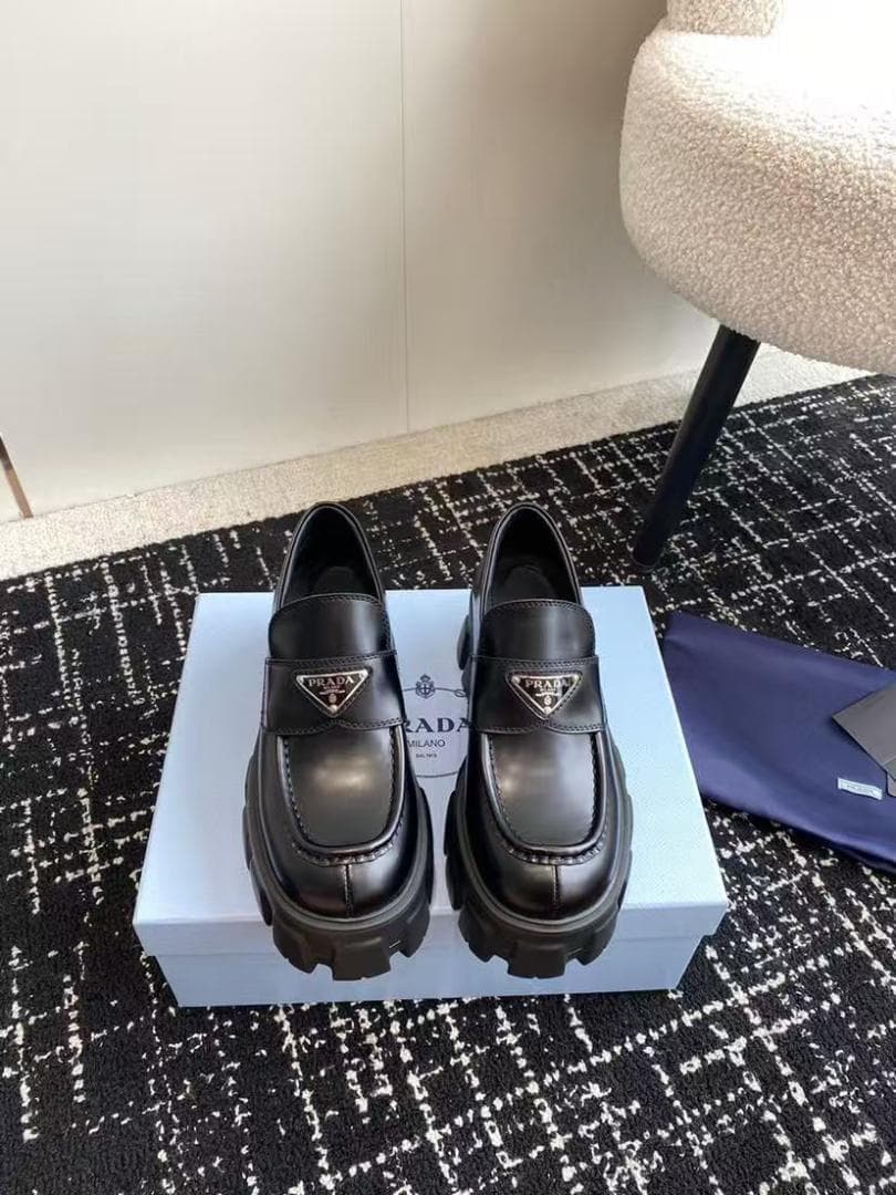 美品プラダ ブラック 厚底ローファー 38サイズ