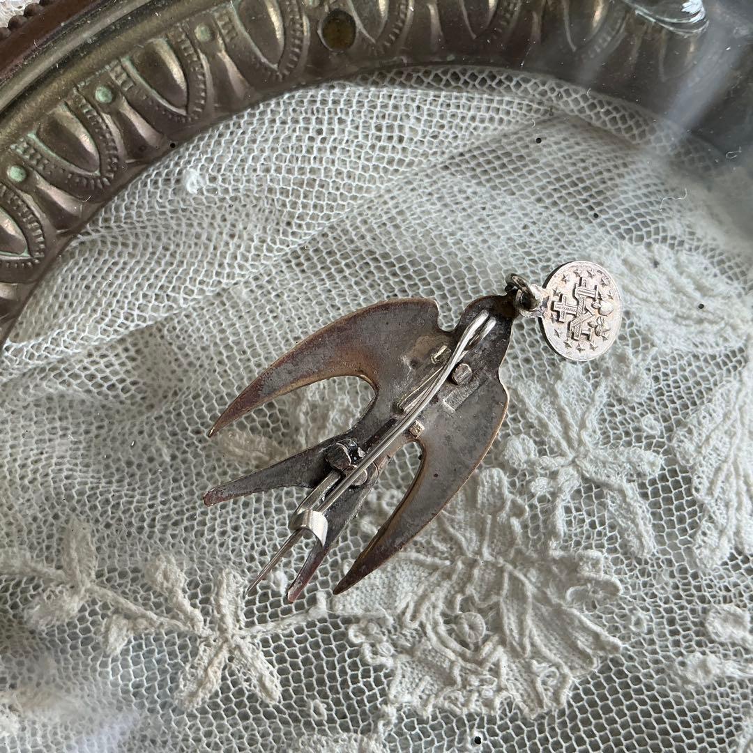 ♡２点♡　フランスアンティーク　つばめ　小さなブローチ　BEBE　べべ　メダイ