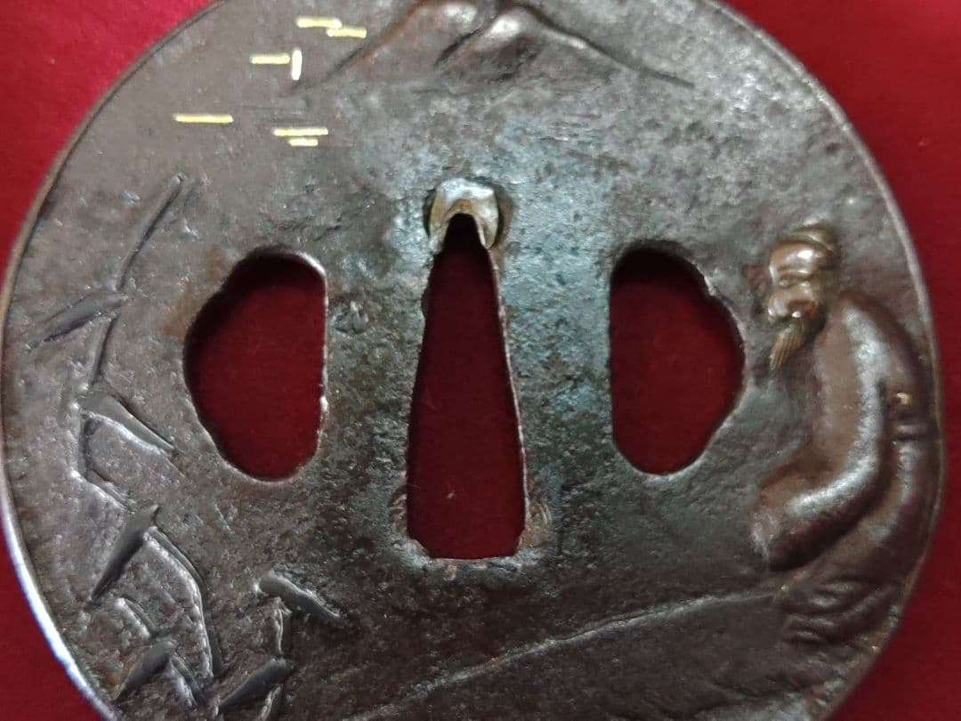 翁・笹・山水の図　鉄鍔　鐔　大鍔　覆輪　かわいい鍔　高肉彫？　鋤出高彫？　覆輪