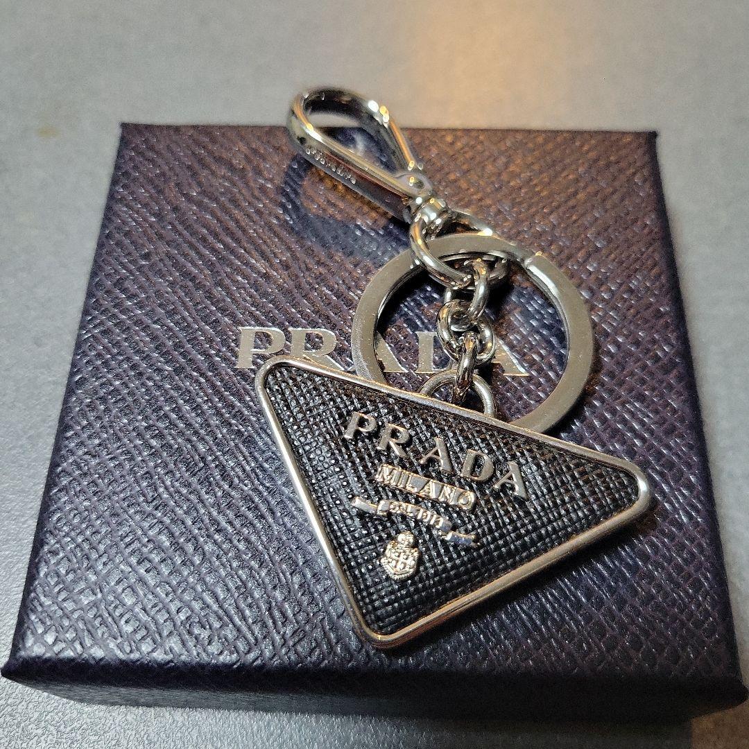 【値下げ】PRADA キーホルダー 三角形ロゴ サフィアーノレザー