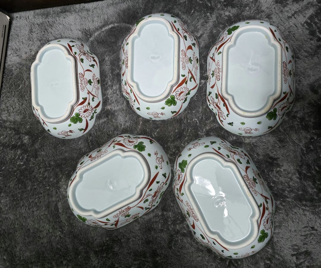 古伊万里の伊万里焼の染め付けがあり美しいお皿です