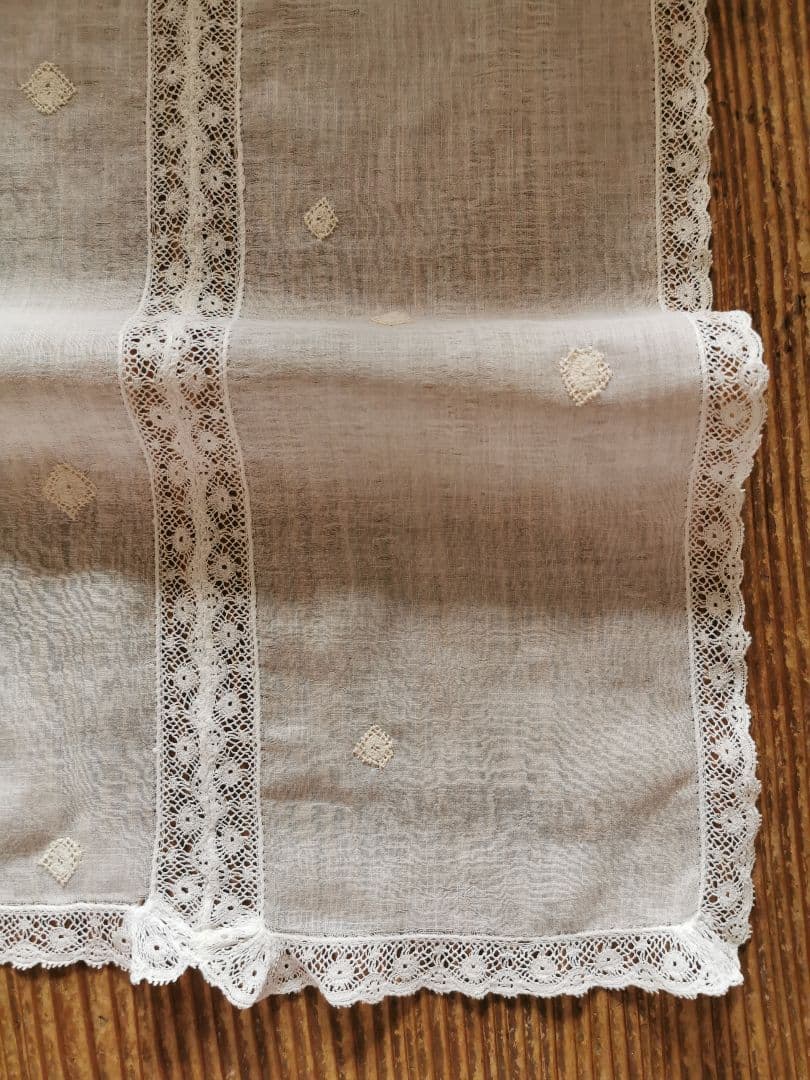 アンティーク ノルマンディーレースランナー ♢雪景色刺繍 ヴァレンシエンヌ装飾