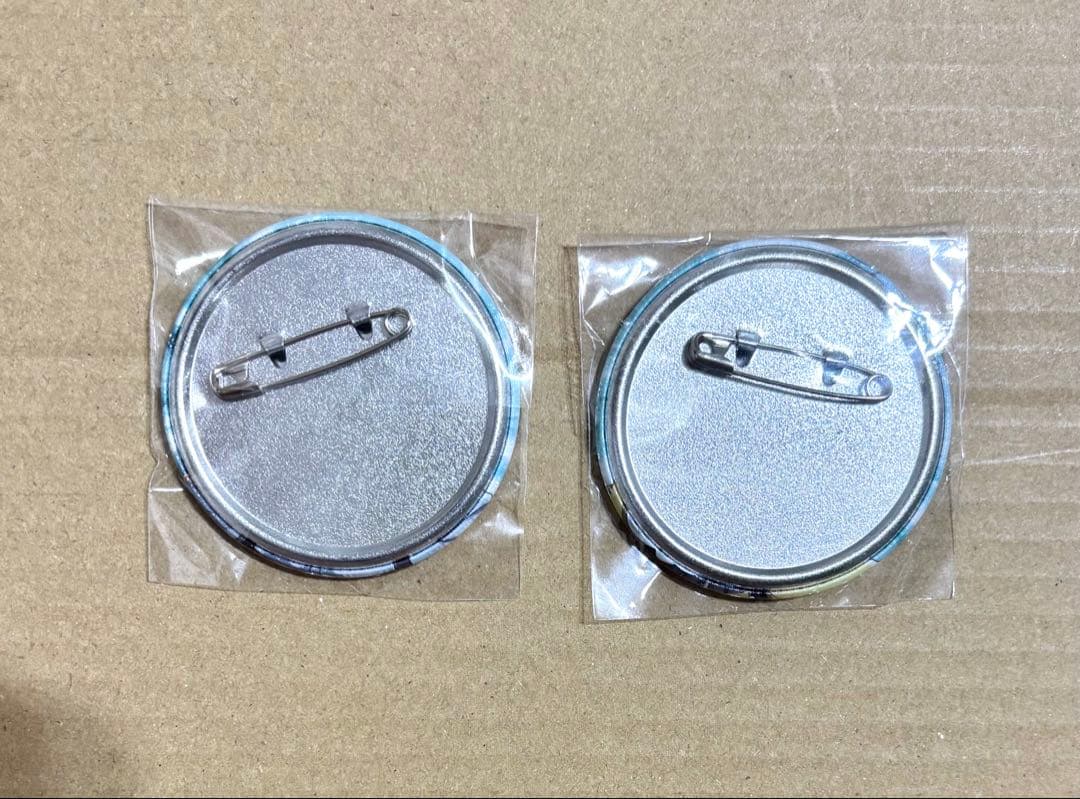 進撃の巨人　リヴァイ　ハンジ　缶バッジ　海